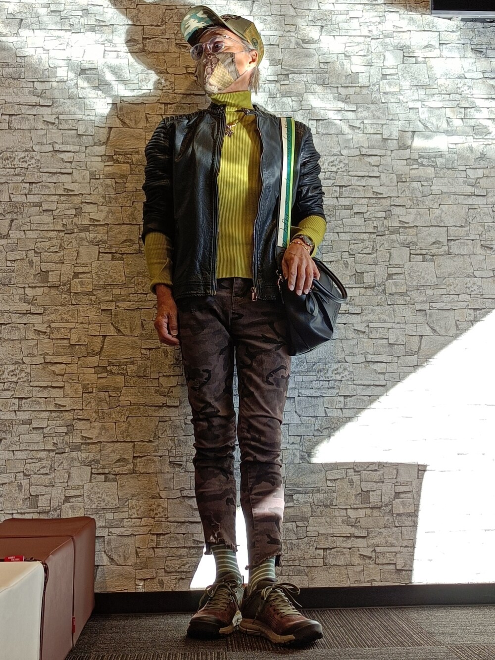 「シンプルコーデ、秋服コーデ、休日スタイル、オトナカジュアル、お洒落さんとつながりたい、デニムパンツ、ライダースJK、迷彩柄」｜「riendaのアイテム（ニット/セーター、グリーン系）」を使った、copenminamiさん（メンズ・169cm）の秋コーディネートの1枚目の写真