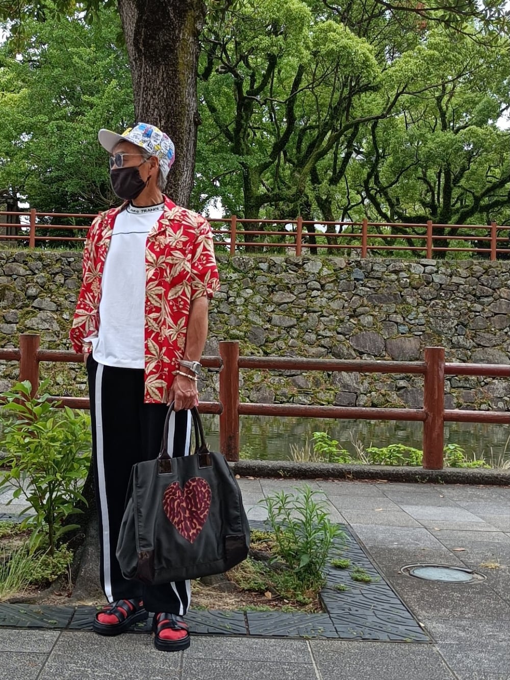 「モード、大人カジュアル、夏コーデ、ラフ、サングラス、サンダル、ストリート」｜「ANERKJENDTのアイテム（シャツ/ブラウス、レッド系）」を使った、copenminamiさん（メンズ・169cm）の夏コーディネートの1枚目の写真