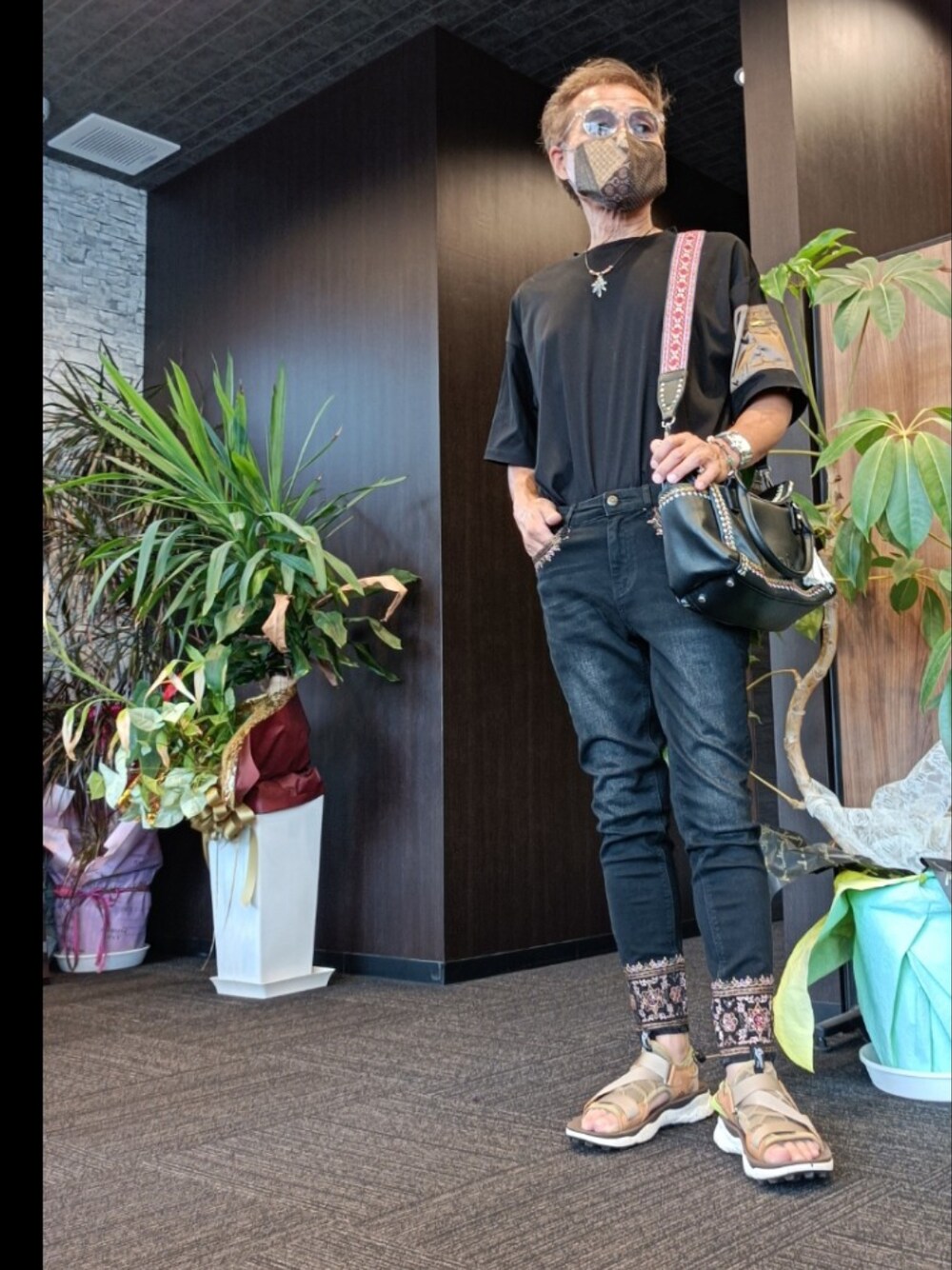 ブラック系のTシャツ/カットソー、ブラック系のデニムパンツ、ブラック系のショルダーバッグを着用したメンズの夏コーディネートの1枚目の写真