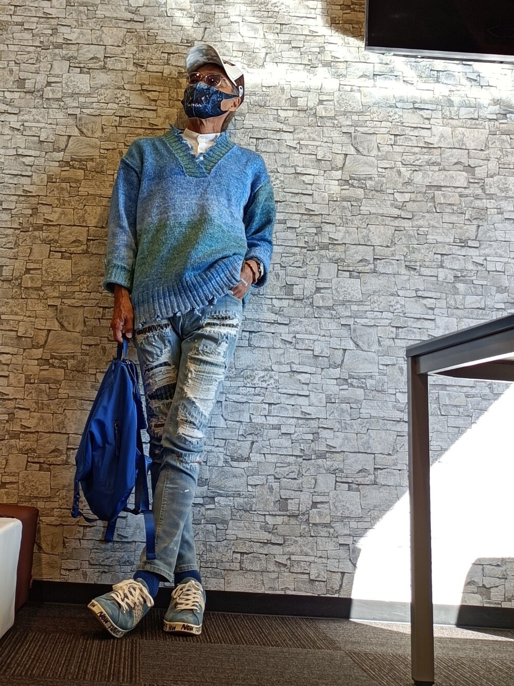 「きれいめカジュアル、大人カジュアル、秋服コーデ、おしゃれさんと繋がりたい、スニーカーコーデ、今日のコーデ、休日コーデ、ニット」｜「EMODAのアイテム（ニット/セーター、ブルー系）」を使った、copenminamiさん（メンズ・169cm）の秋コーディネートの1枚目の写真