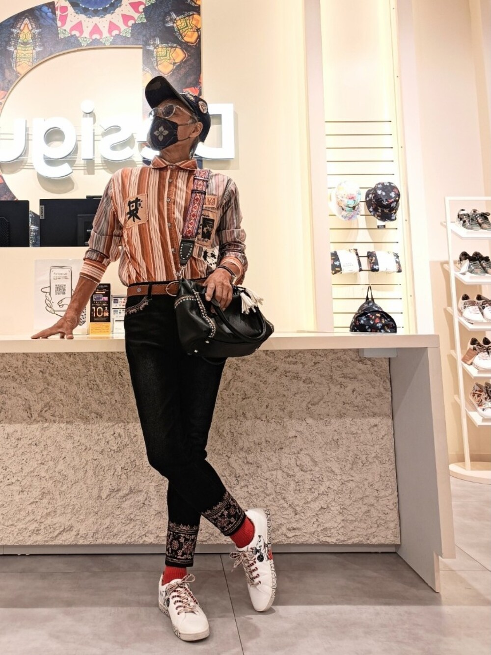 「ポロシャツ、オトナカジュアル、スニーカー、おしゃれさんと繋がりたい、タックイン、柄シャツ、秋コーデ」｜「Desigualのアイテム（シャツ/ブラウス、レッド系）」を使った、copenminamiさん（メンズ・169cm）の秋コーディネートの1枚目の写真
