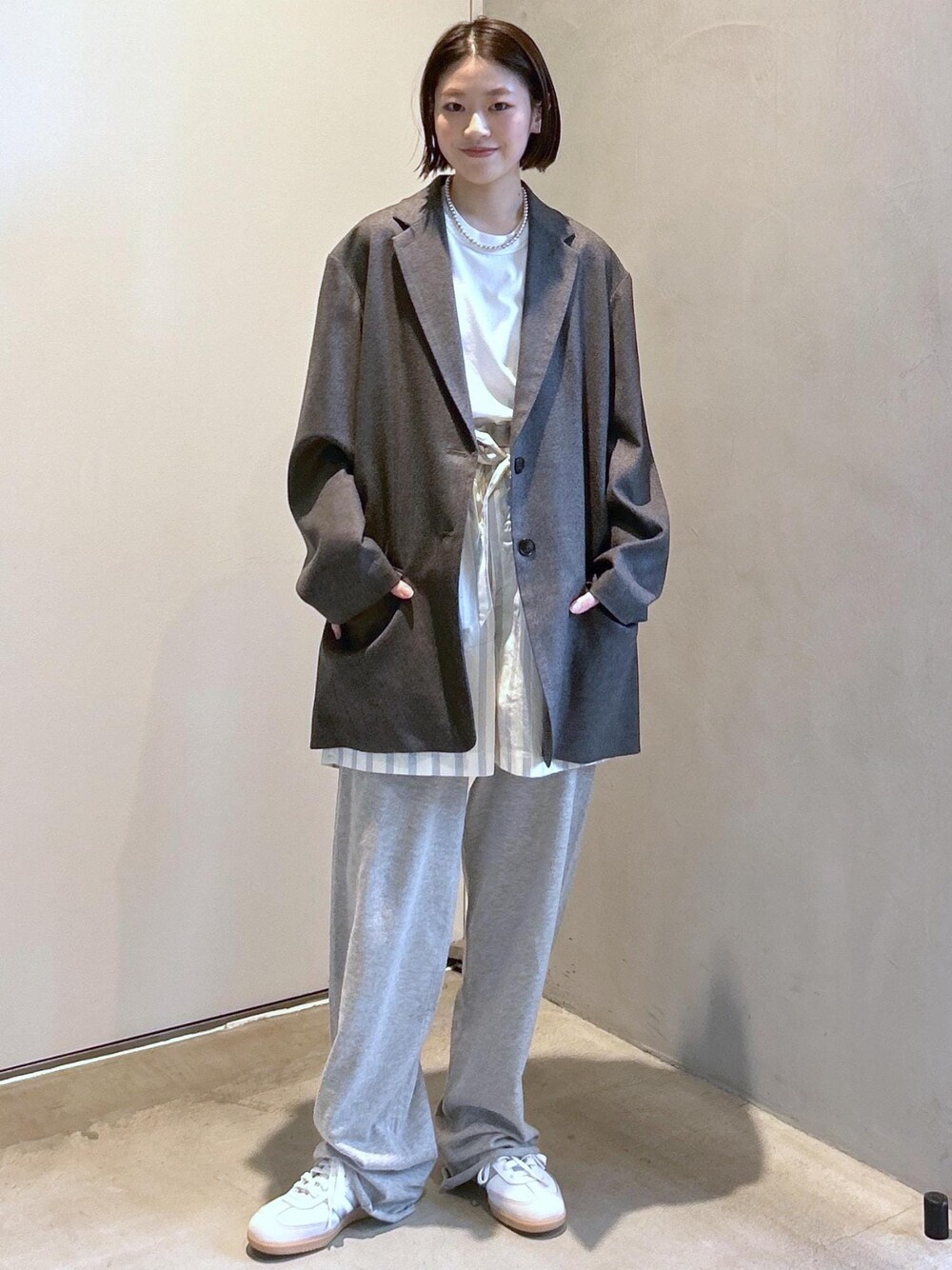 テーラードジャケット（グレー系）を使った「カシミヤ」の人気