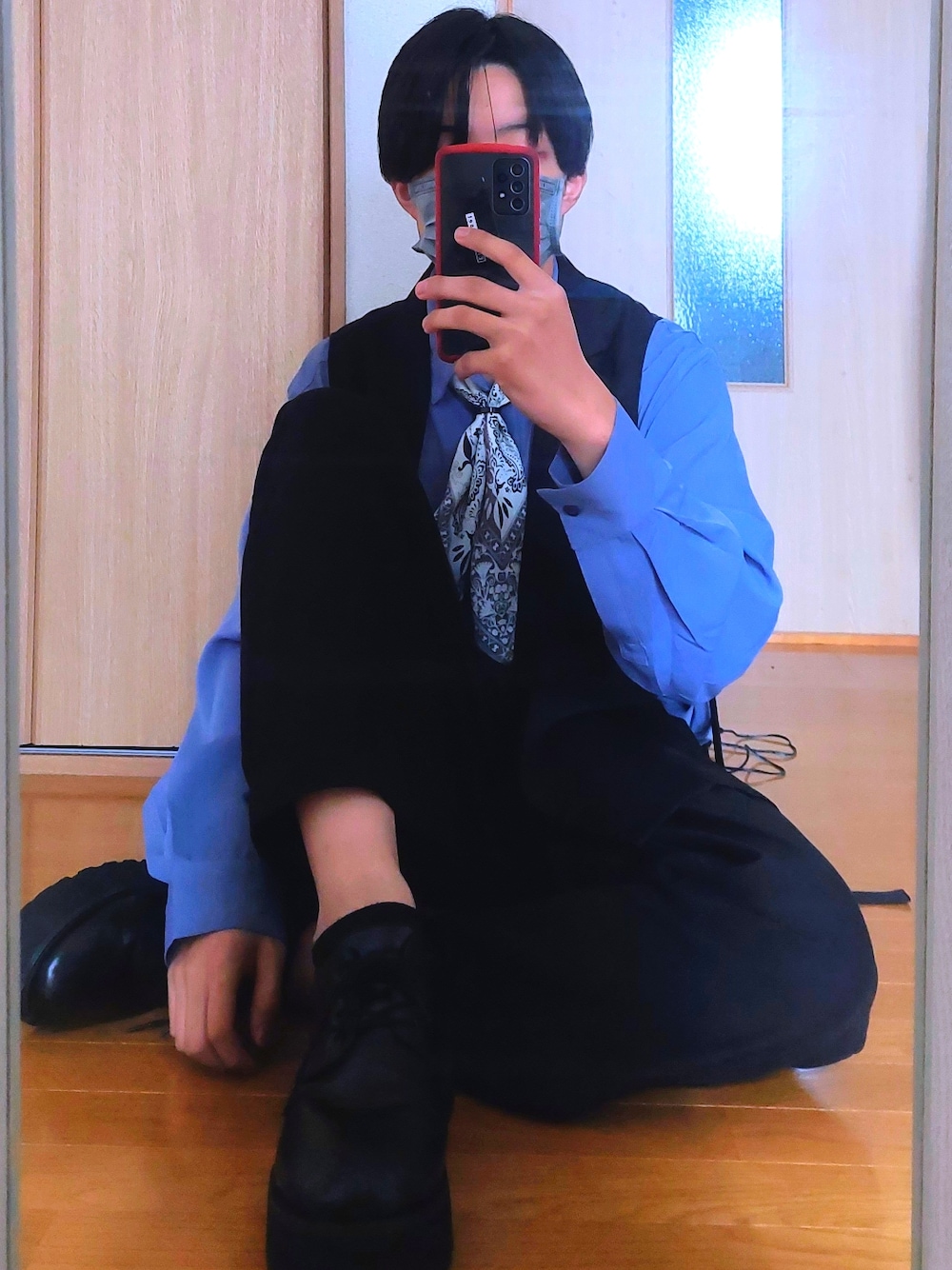 「秋ルック紹介するよ、カジュアル、おしゃれさんと繋がりたい、シンプルコーデ、きれいめカジュアル、お洒落さんとつながりたい、デート、ジレ、タックイン、秋冬コーデ、秋コーデ、秋、レイヤードスタイル、Ellno Loset」｜「Ellno Losetのアソート柄スカーフ（バンダナ/スカーフ、ベージュ系）」を使った、かきぃさん（メンズ・177cm）の秋コーディネートの1枚目の写真
