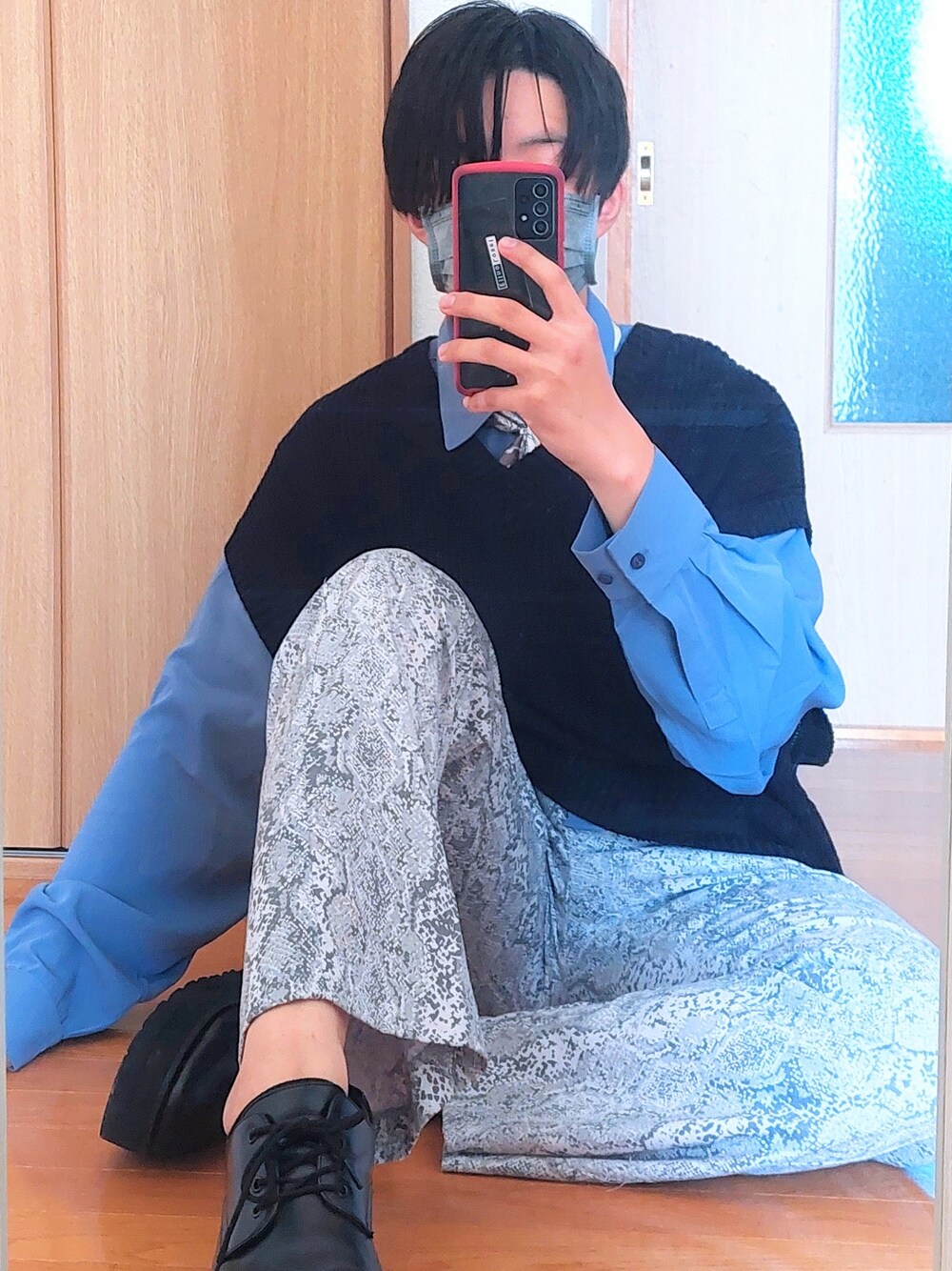 「WEARハロウィン2022、休日コーデ、カジュアルコーデ、お洒落さんとつながりたい、オーバーサイズ、プチプラ、シャツスタイル、シンプルコーデ、柄パンツ」｜「ASTRONOMYのTRストレッチ デニム センタープレスシューカットフレアスラックス カラーパンツ（スラックス、グレー系）」を使った、かきぃさん（メンズ・177cm）の秋コーディネートの1枚目の写真