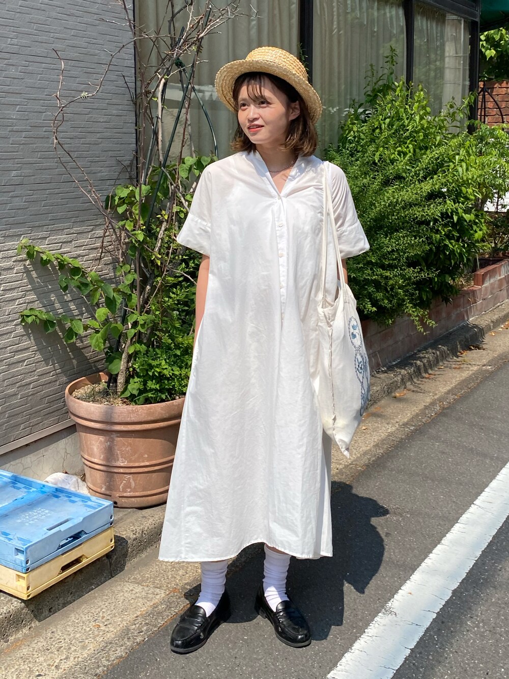 「夏ルックで気分アップ、夏服コーデ、シャツワンピ、シャツワンピース、ローファー、麦わら帽子、Samansa Mos2、きれいめカジュアル、スクールテイスト、綺麗めカジュアル、白ワンピース、ローファー×靴下、シンプルコーデ、夏コーデ、ワンピース」｜「田中帽子店のアイテム（ハット、ベージュ系）」を使った、あおさんさん（骨格ストレート・レディース・155cm）の夏コーディネートの1枚目の写真