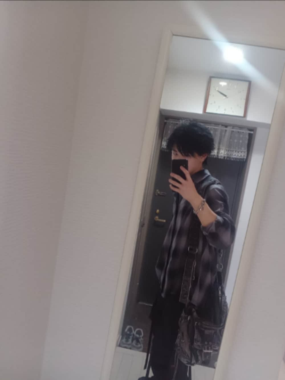 「無造作フェザー、メンズファッション、お洒落さんとつながりたい、今日のコーデ、大学生、ダメージチェックシャツ、テクノパンツ、CLEL、adrer、LUMY」｜「CLELの【CLEL】Vintage Design Damage Check Shirt/ヴィンテージデザイン ダメージチェックシャツ（シャツ/ブラウス、ブラック系）」を使った、sora01142006さん（メンズ・166cm）の夏コーディネートの1枚目の写真
