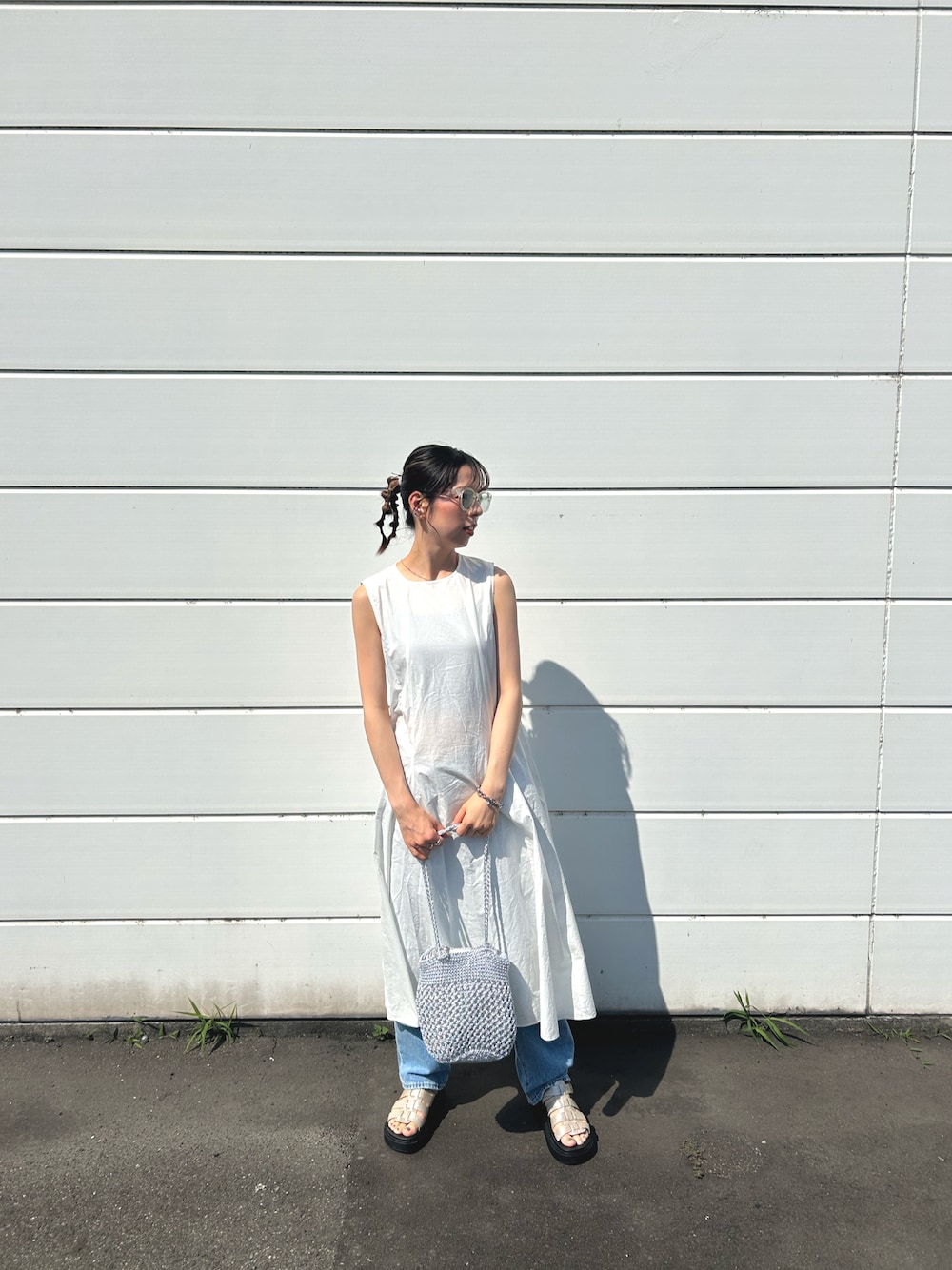 「ママコーデ、ママファッション、サンダル、夏コーデ、デニムコーデ、デニムパンツ、30代コーデ、ワンピースコーデ」｜「CIAOPANIC TYPYの【2025年S/S新作】カラビナ付きメタリックヤーンBAG（トートバッグ、シルバー系）」を使った、chika0209さん（レディース・165cm）の夏コーディネートの1枚目の写真