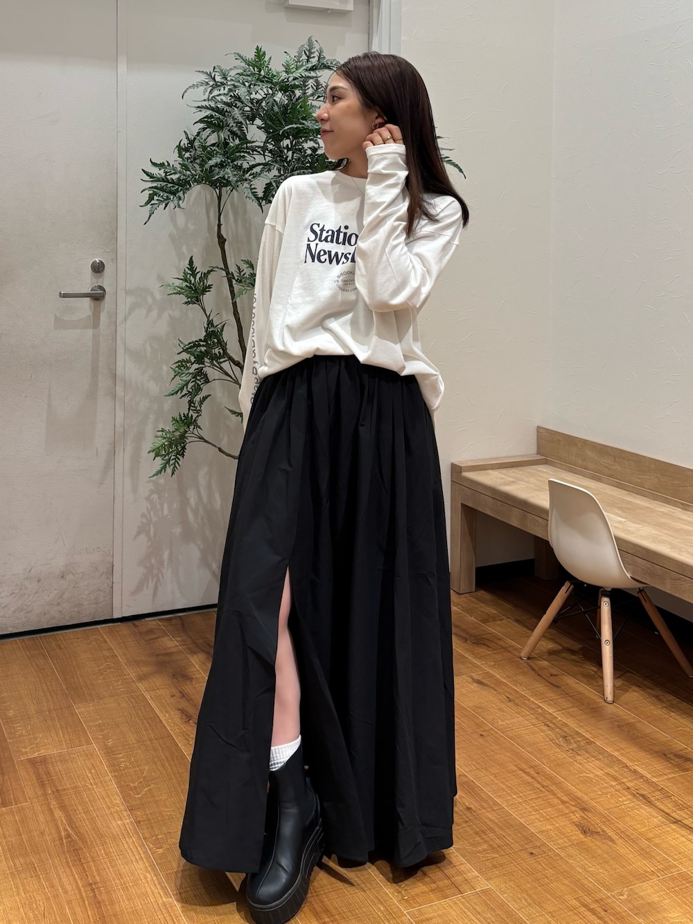 ホワイト系のTシャツ/カットソー、ブラック系のスカートを着用したレディースの秋コーディネートの1枚目の写真
