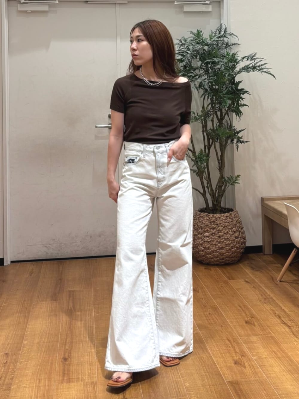 その他のサンダル、ブラウン系のTシャツ/カットソー、ホワイト系のデニムパンツを着用したレディースの春コーディネートの1枚目の写真