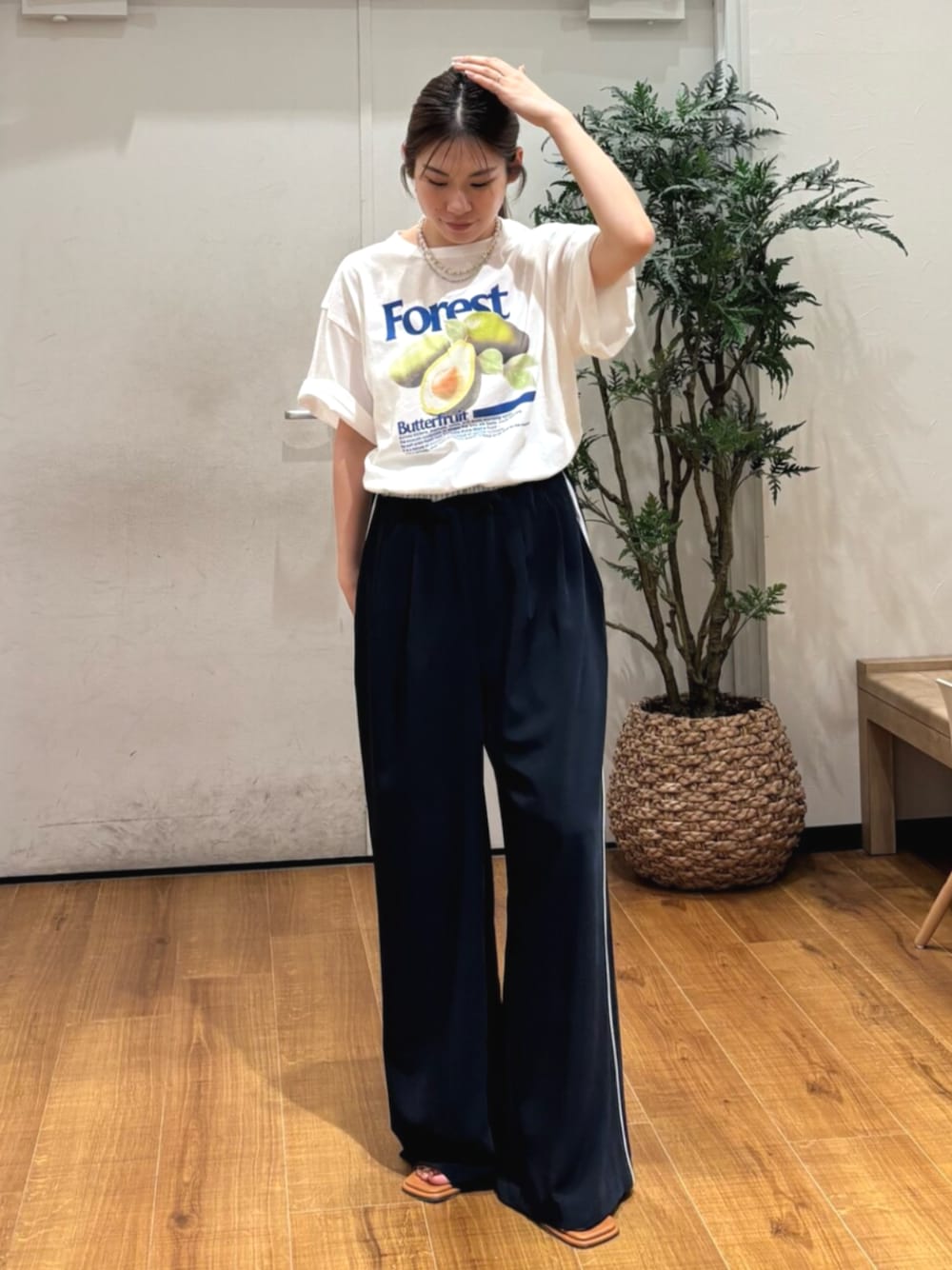 その他のサンダル、ホワイト系のTシャツ/カットソー、ブルー系のその他パンツを着用したレディースの春コーディネートの1枚目の写真