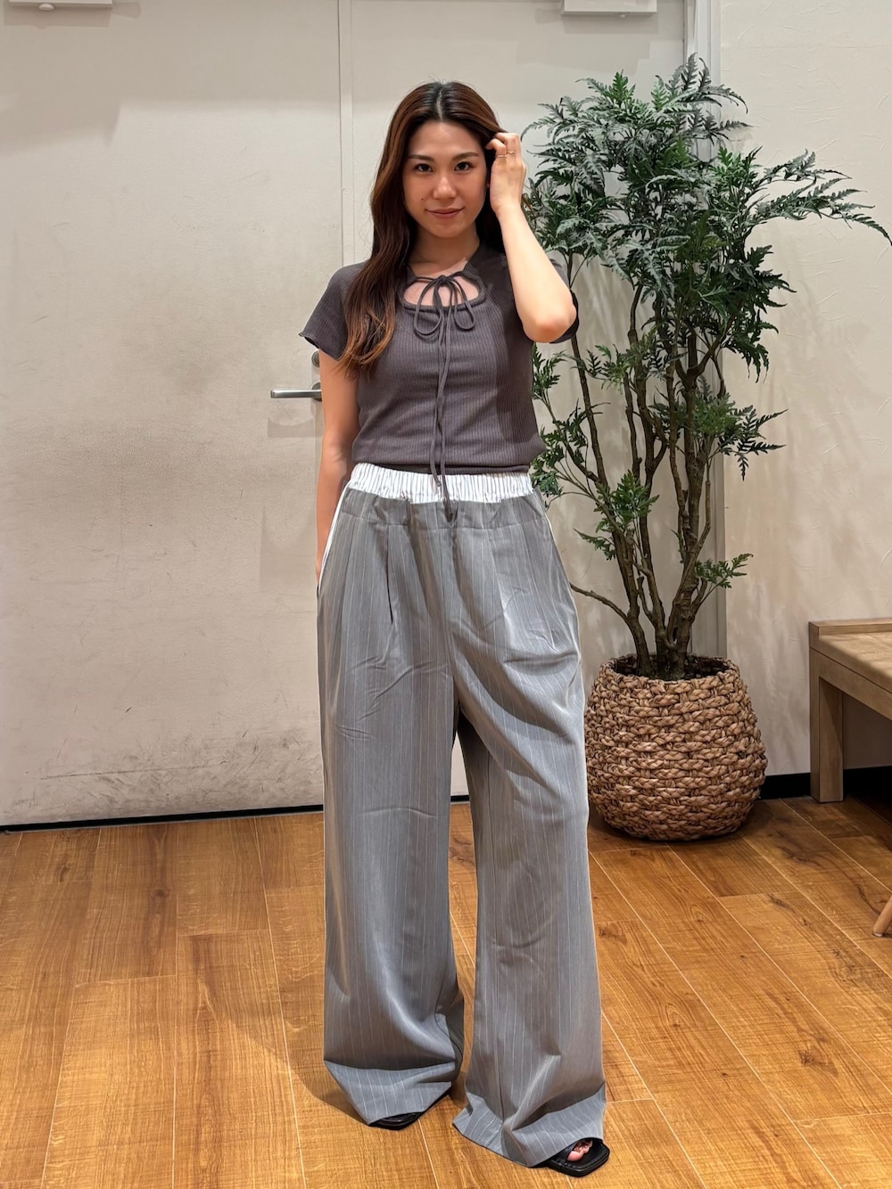 グレー系のTシャツ/カットソー、グレー系のその他パンツ、ブラック系のサンダルを着用したレディースの春コーディネートの1枚目の写真