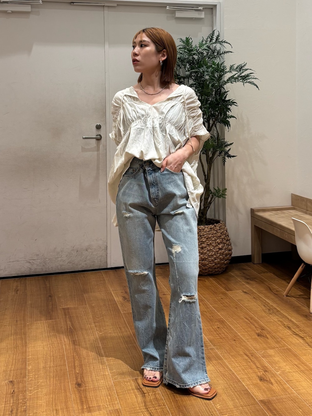 ホワイト系のシャツ/ブラウス、ブルー系のデニムパンツ、その他のサンダルを着用したレディースの夏コーディネートの1枚目の写真