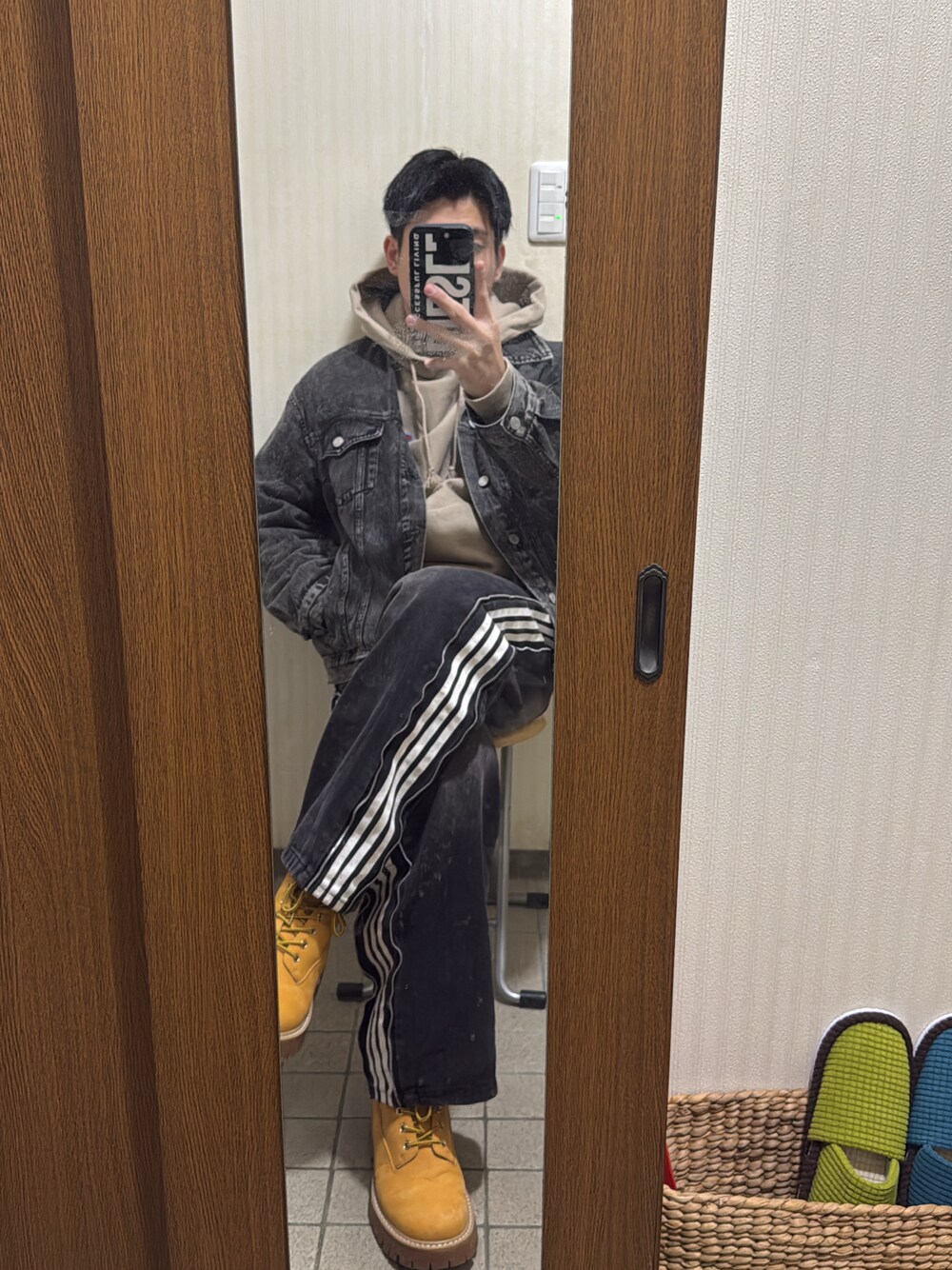 「パーカー、デニム、デニムジャケット、Champion、古着、ブーツ」｜「Championのアイテム（その他アウター、ベージュ系）」を使った、deyongさん（メンズ・167cm）の冬コーディネートの1枚目の写真