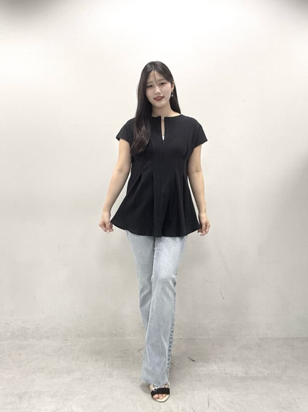 ブルー系のデニムパンツ、ブラック系のTシャツ/カットソーを着用したレディースの春コーディネートの1枚目の写真