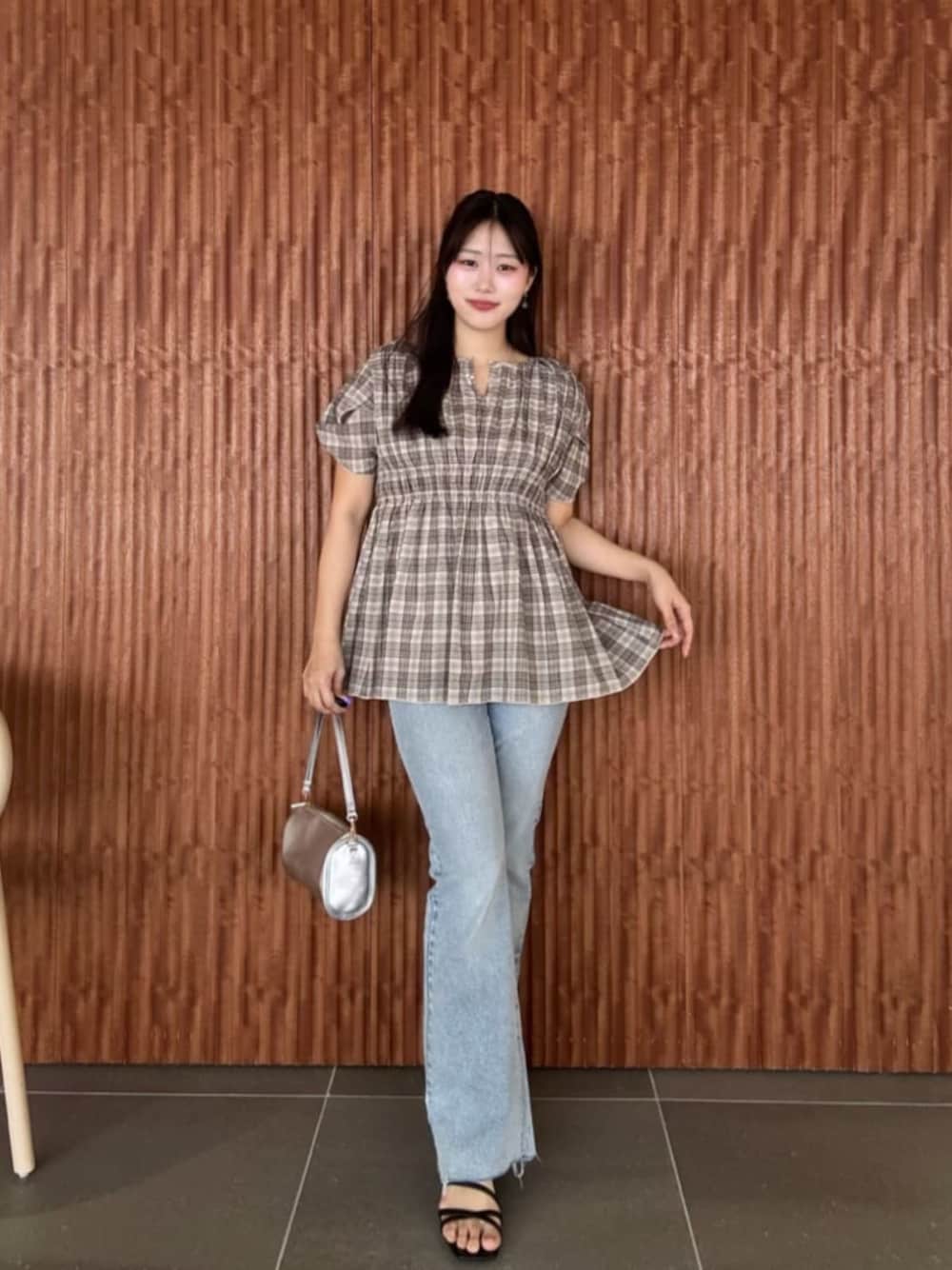 ブルー系のデニムパンツ、その他のシャツ/ブラウスを着用したレディースの春コーディネートの1枚目の写真
