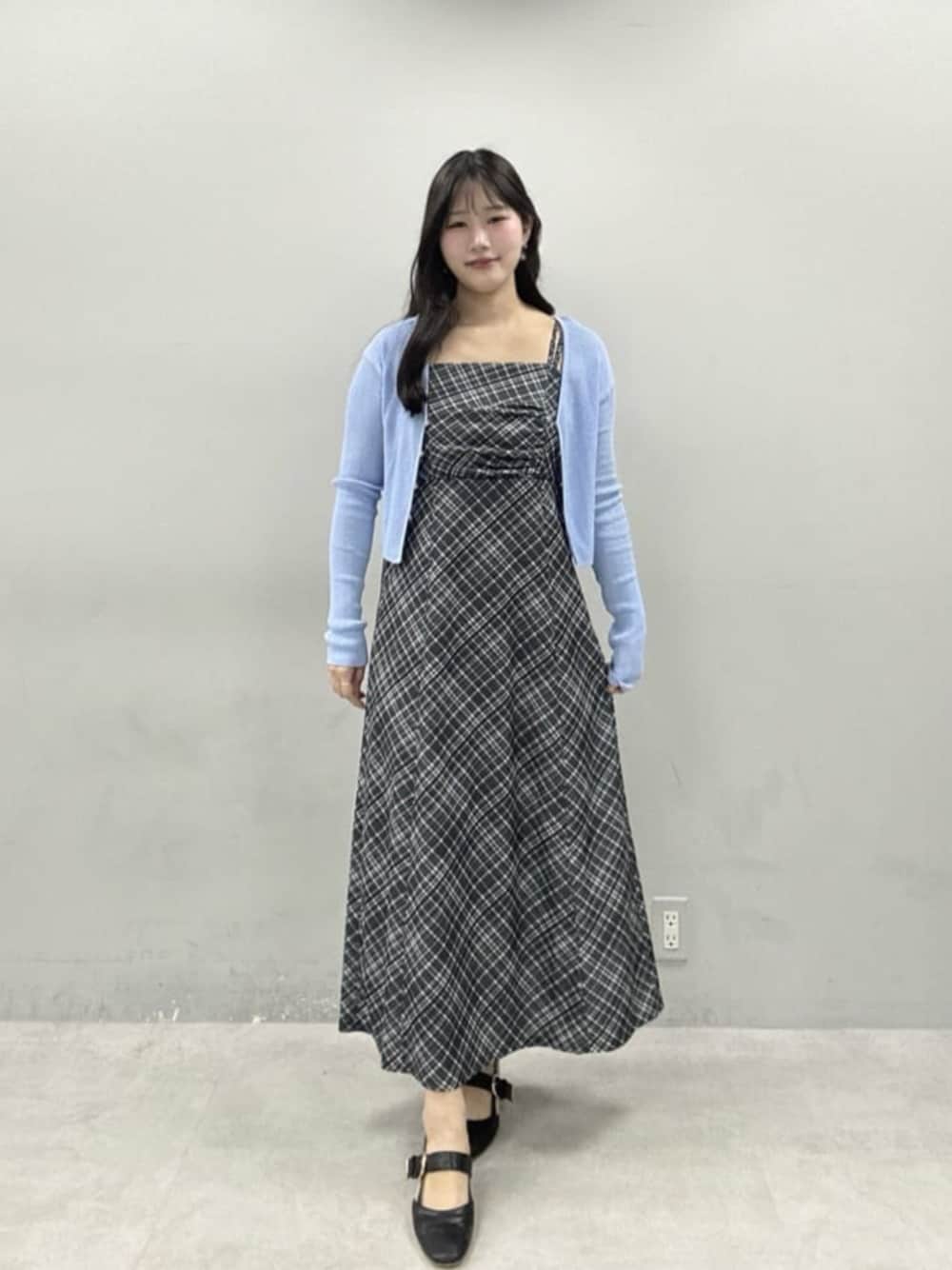 ブルー系のカーディガン/ボレロ、その他のワンピースを着用したレディースの春コーディネートの1枚目の写真
