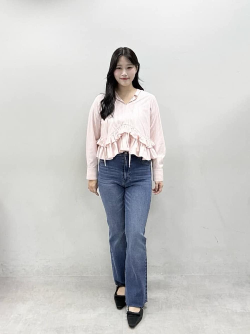 ブルー系のデニムパンツ、ブラック系のその他シューズ、ピンク系のシャツ/ブラウスを着用したレディースの冬コーディネートの1枚目の写真