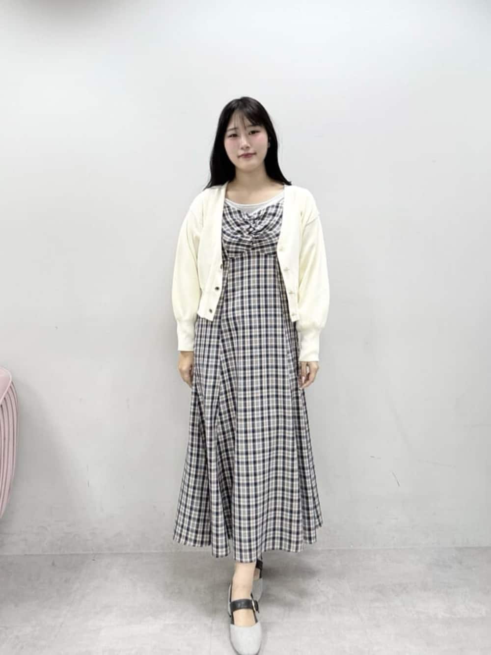 グレー系のサンダル、ブルー系のワンピース、ホワイト系のカーディガン/ボレロを着用したレディースの冬コーディネートの1枚目の写真