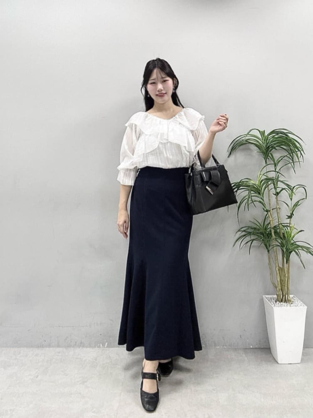 ホワイト系のシャツ/ブラウスを着用したレディースの春コーディネートの1枚目の写真