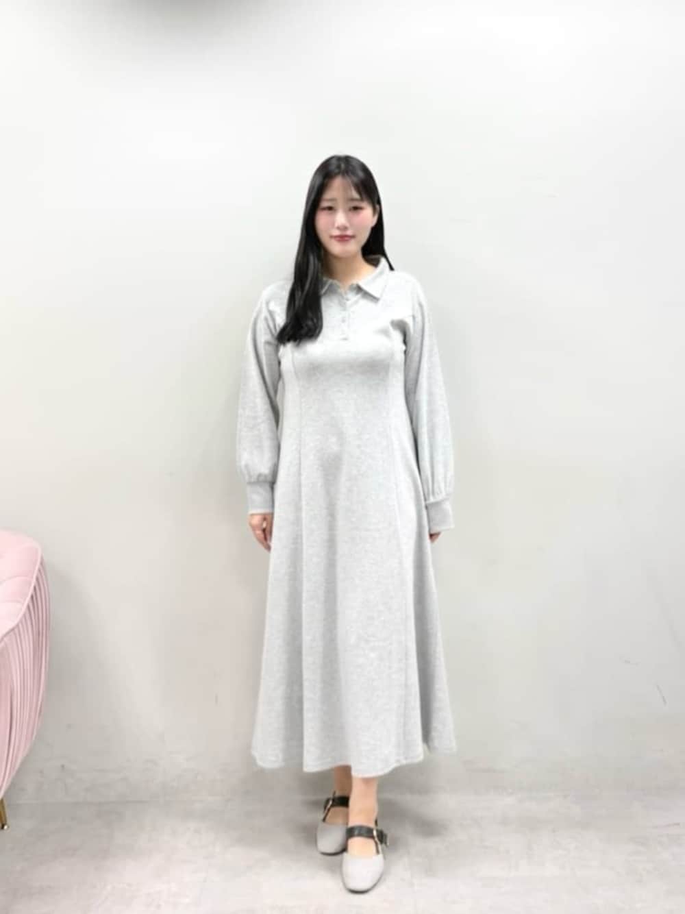 グレー系のサンダル、グレー系のワンピースを着用したレディースの冬コーディネートの1枚目の写真