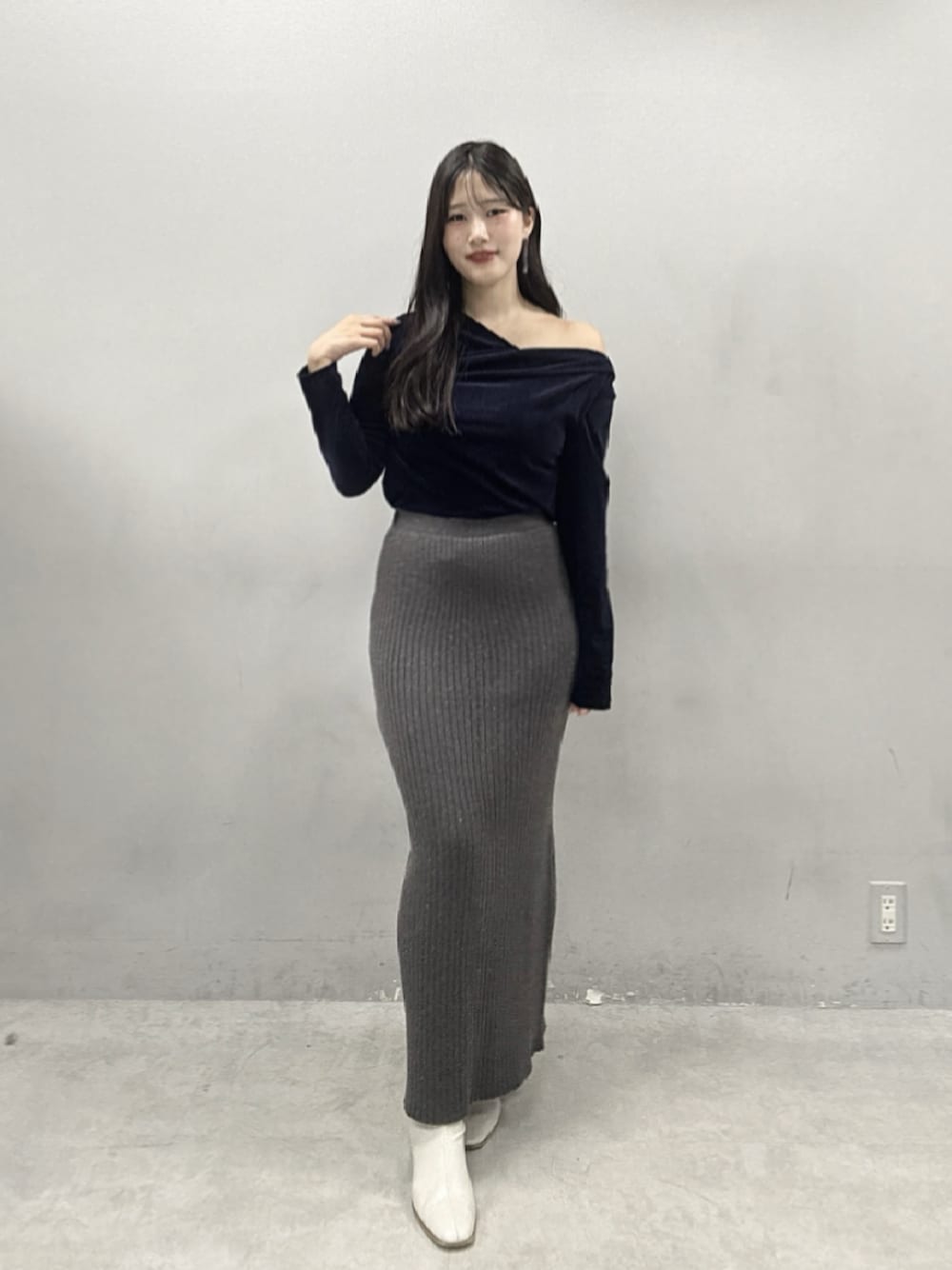 グレー系のスカート、ブルー系のTシャツ/カットソーを着用したレディースの夏コーディネートの1枚目の写真