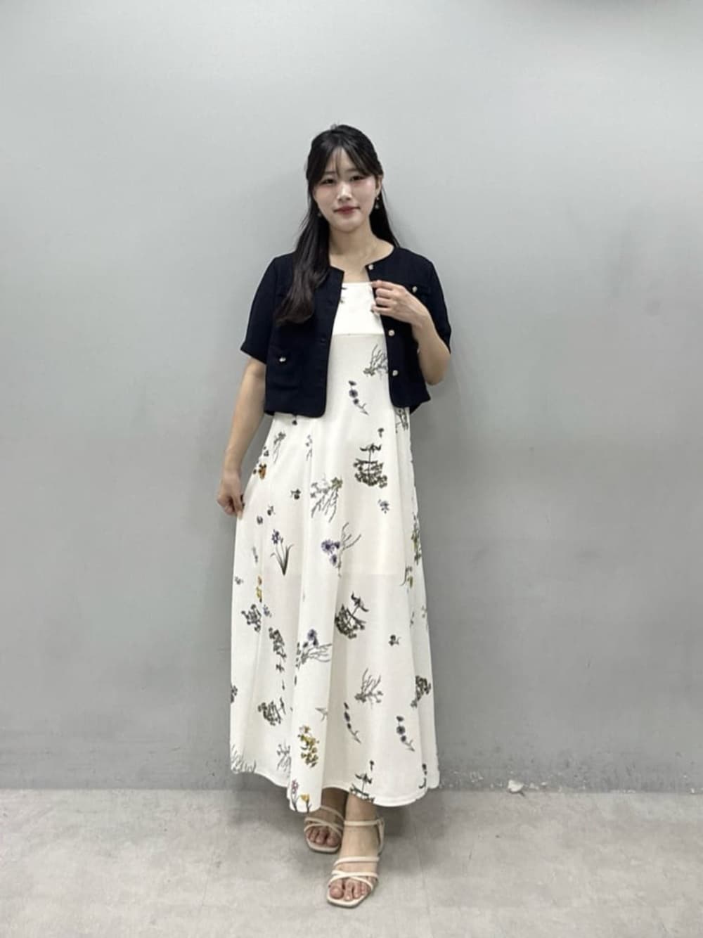 その他のワンピース、ブルー系のノーカラージャケットを着用したレディースの春コーディネートの1枚目の写真