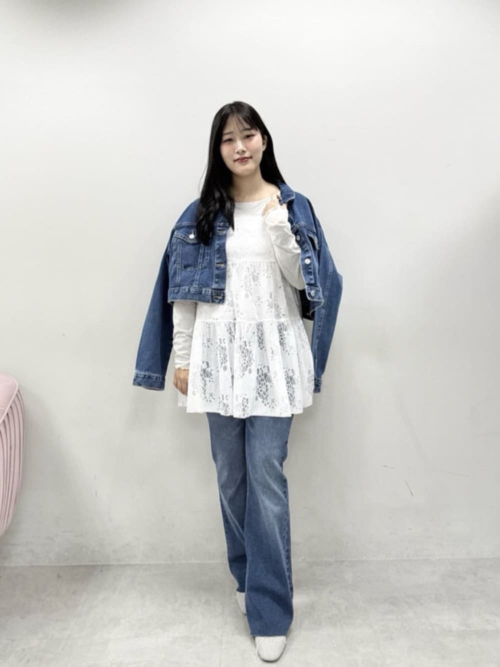 グレー系のサンダル、ブルー系のデニムパンツ、グレー系のTシャツ/カットソーを着用したレディースの冬コーディネートの1枚目の写真