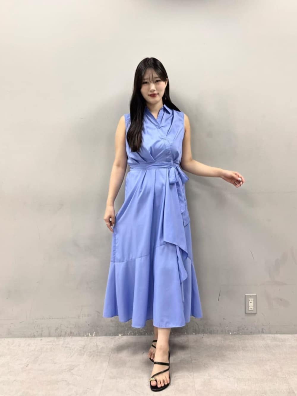 ブルー系のシャツワンピースを着用したレディースの夏コーディネートの1枚目の写真