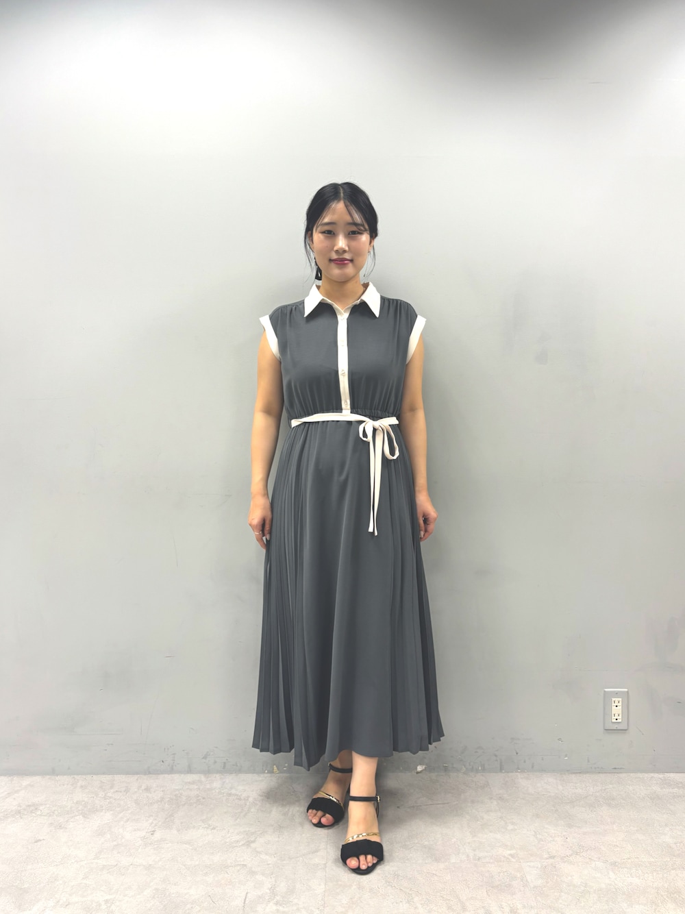 「きれいめカジュアル、デートコーデ、オフィスカジュアル、ママコーデ、ママファッション、オフィスコーデ」｜「natural coutureのゴールドライン付きギャザーサンダル（その他シューズ、ブラック系）」を使った、airiさん（骨格ストレート・レディース・161cm）の春コーディネートの1枚目の写真