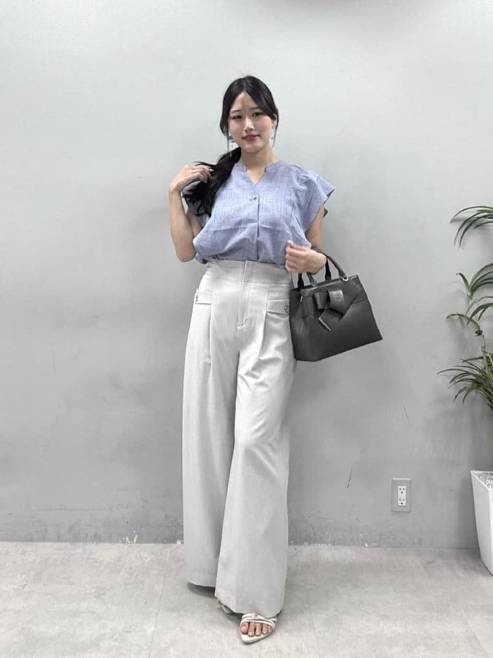 グレー系のその他パンツ、ブルー系のシャツ/ブラウスを着用したレディースの夏コーディネートの1枚目の写真
