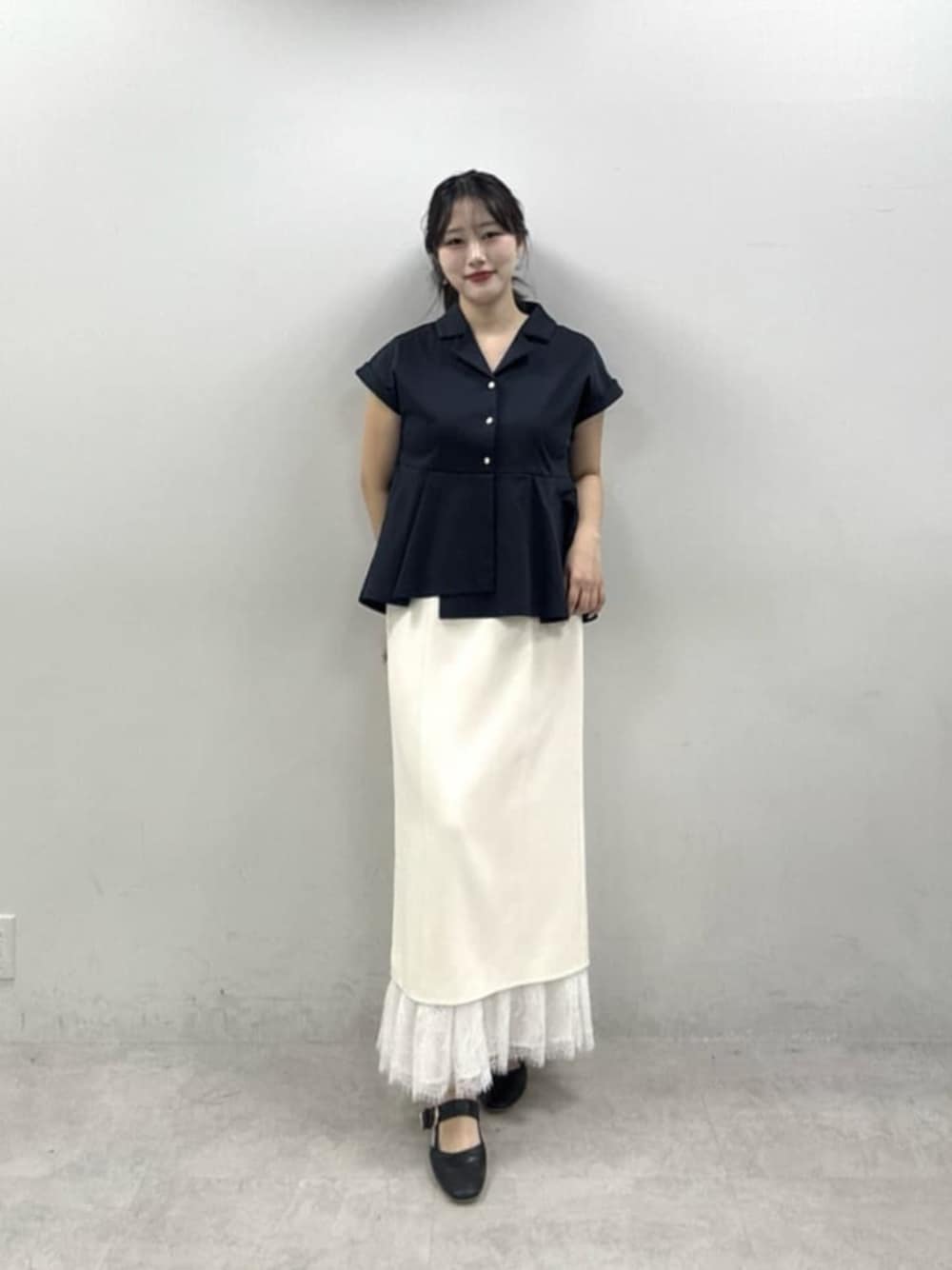 ホワイト系のスカート、ブルー系のTシャツ/カットソーを着用したレディースの春コーディネートの1枚目の写真