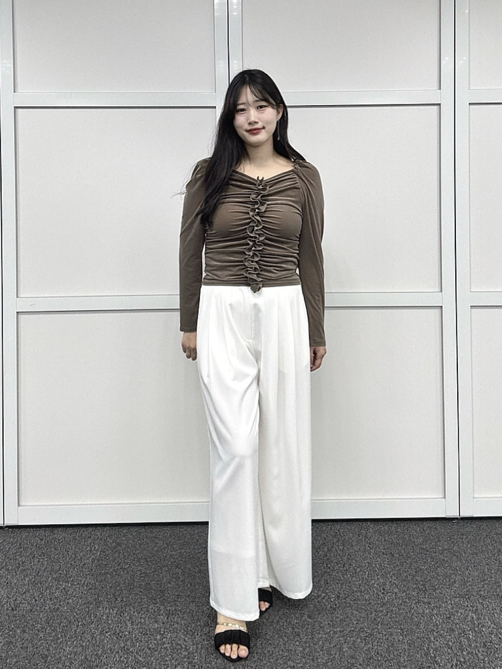 ベージュ系のTシャツ/カットソー、ホワイト系のその他パンツを着用したレディースの夏コーディネートの1枚目の写真