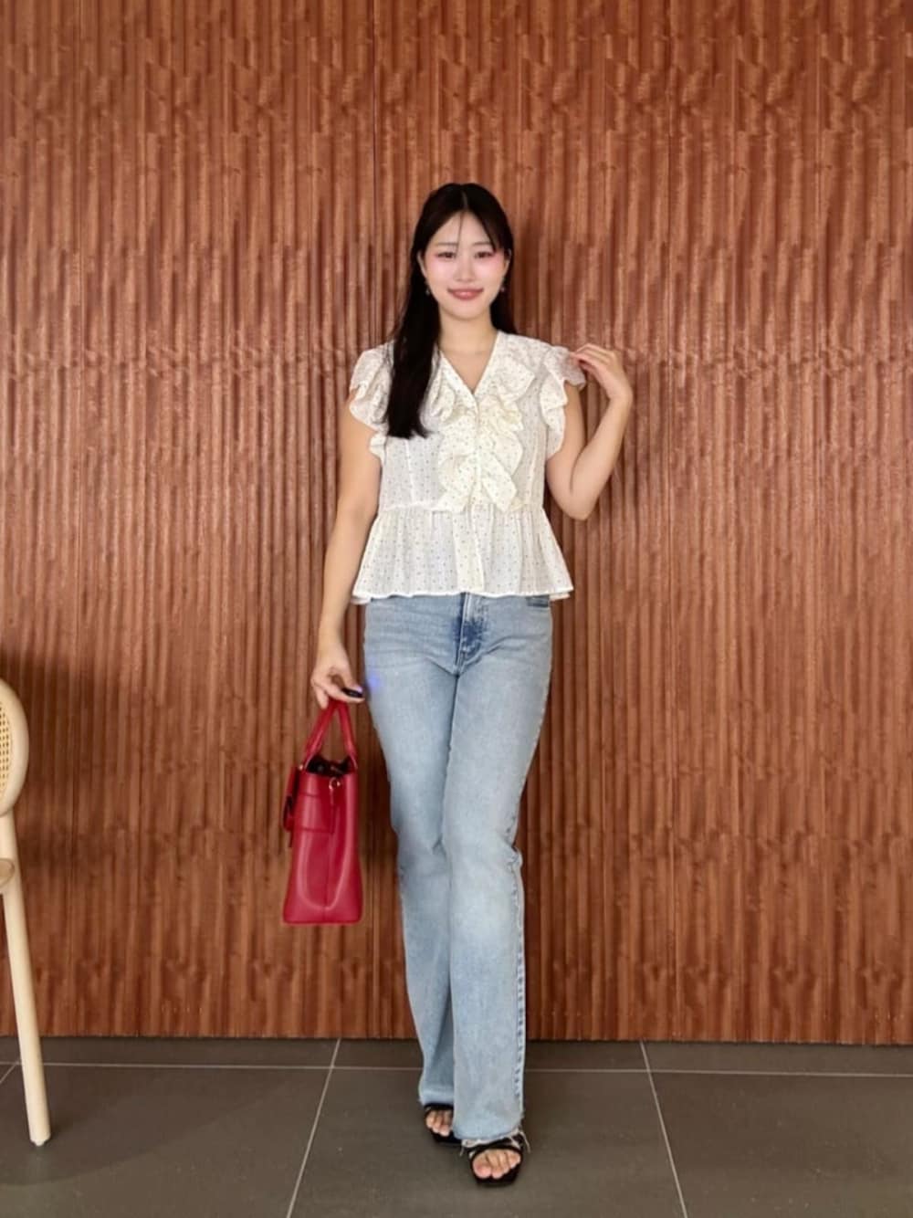 ブルー系のデニムパンツ、レッド系のショルダーバッグ、ホワイト系のシャツ/ブラウスを着用したレディースの春コーディネートの1枚目の写真