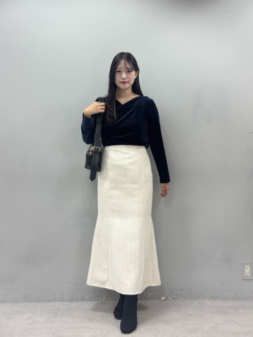 ホワイト系のスカート、ブルー系のTシャツ/カットソーを着用したレディースの冬コーディネートの1枚目の写真