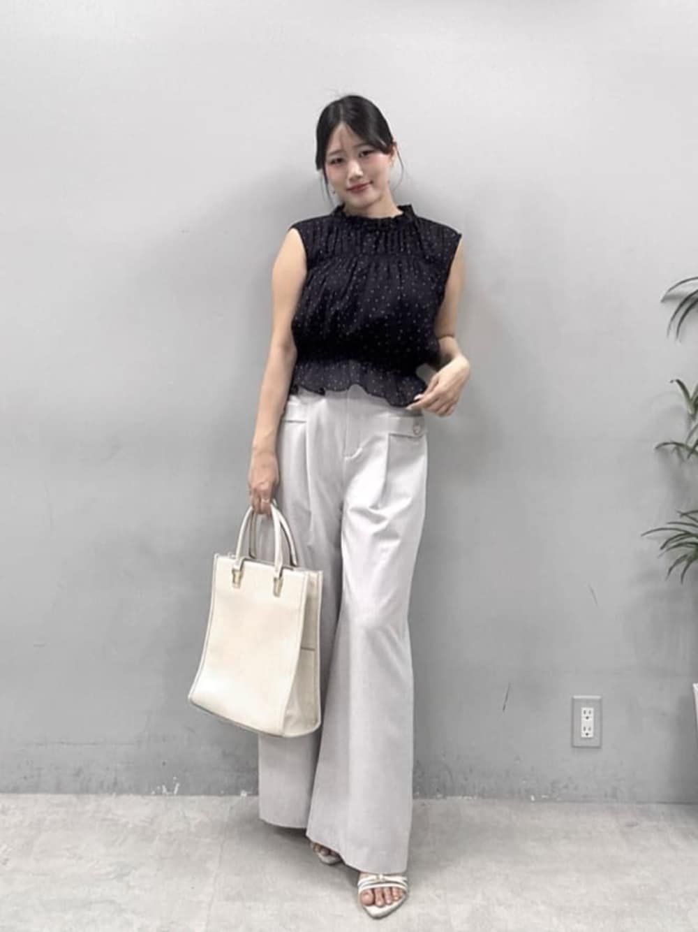 グレー系のその他パンツ、その他のシャツ/ブラウスを着用したレディースの夏コーディネートの1枚目の写真