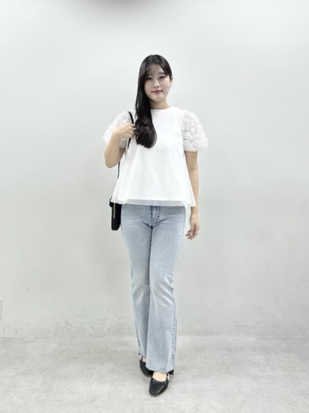 ホワイト系のデニムパンツ、ホワイト系のTシャツ/カットソーを着用したレディースの春コーディネートの1枚目の写真