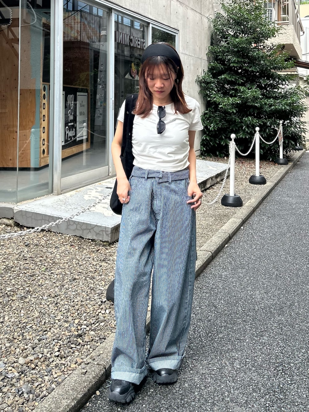 ホワイト系のTシャツ/カットソー、ブルー系のデニムパンツ、ブラック系のトートバッグを着用したレディースの夏コーディネートの1枚目の写真