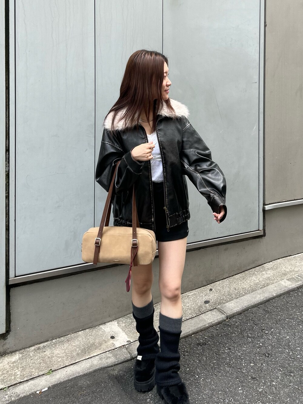 ホワイト系のキャミソール、ブラック系のその他パンツ、ブラック系のその他シューズを着用したレディースの秋コーディネートの1枚目の写真
