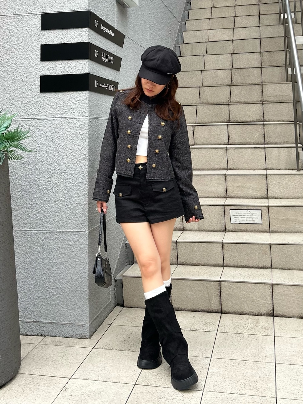 ブラック系のノーカラージャケット、ブラック系のその他パンツ、ブラック系のショルダーバッグを着用したレディースの秋コーディネートの1枚目の写真