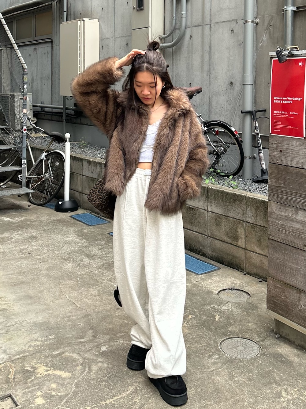 ホワイト系のスウェットパンツ、ブラック系のその他シューズ、ベージュ系のブルゾンを着用したレディースの秋コーディネートの1枚目の写真