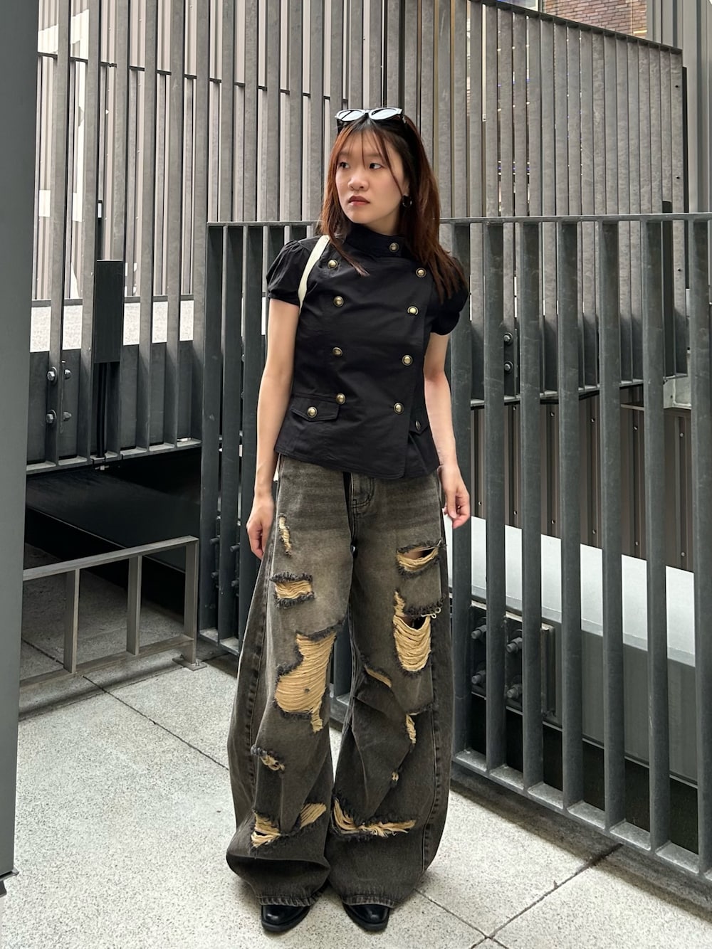 ブラック系のシャツ/ブラウス、グレー系のデニムパンツ、ブラック系のシャツ/ブラウスを着用したレディースの夏コーディネートの1枚目の写真