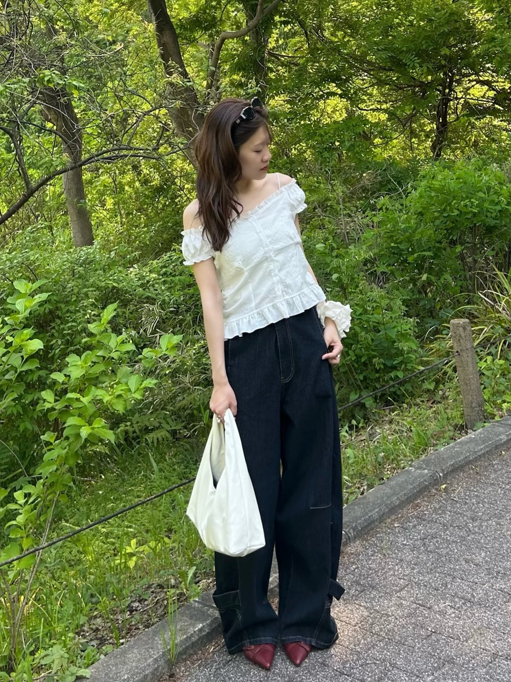 ホワイト系のシャツ/ブラウス、ブルー系のデニムパンツを着用したレディースの春コーディネートの1枚目の写真