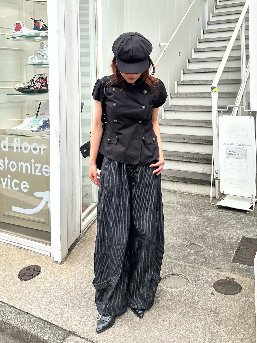 ブラック系のシャツ/ブラウス、ブルー系のデニムパンツ、ブラック系のキャスケットを着用したレディースの秋コーディネートの1枚目の写真