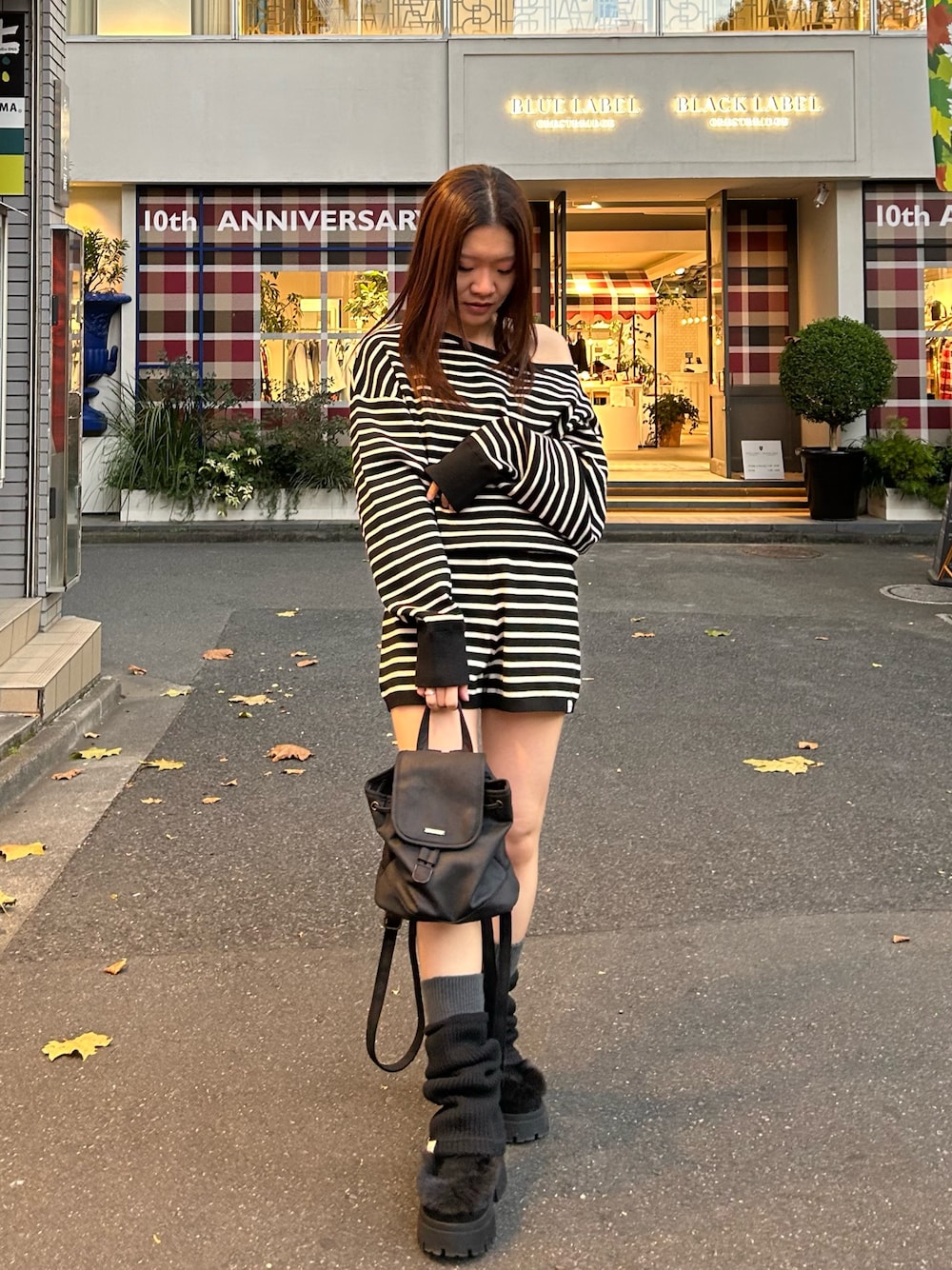 ブラック系のニット/セーター、ブラック系のその他パンツ、ブラック系のバックパック/リュックを着用したレディースの秋コーディネートの1枚目の写真