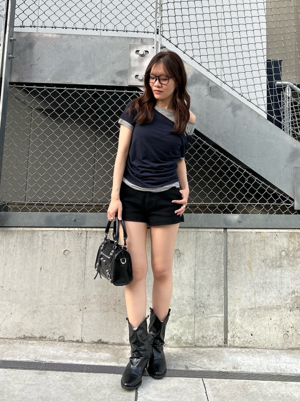 ブラック系のその他パンツ、ブラック系のショルダーバッグ、ブルー系のTシャツ/カットソーを着用したレディースの春コーディネートの1枚目の写真