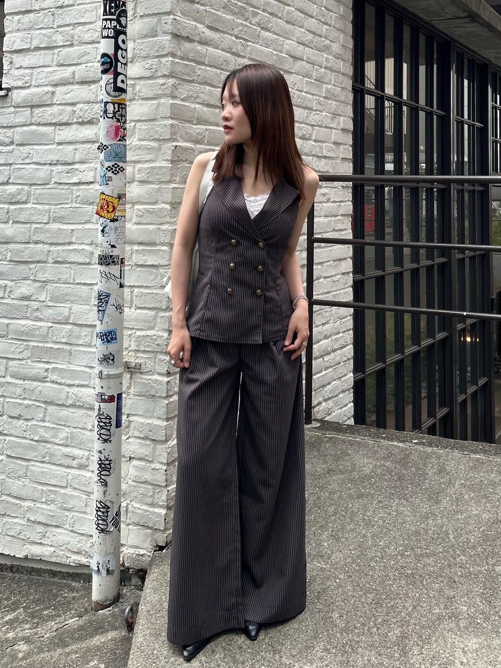 ブラウン系のシャツ/ブラウス、ブラウン系のその他パンツ、シルバー系のブレスレットを着用したレディースの夏コーディネートの1枚目の写真