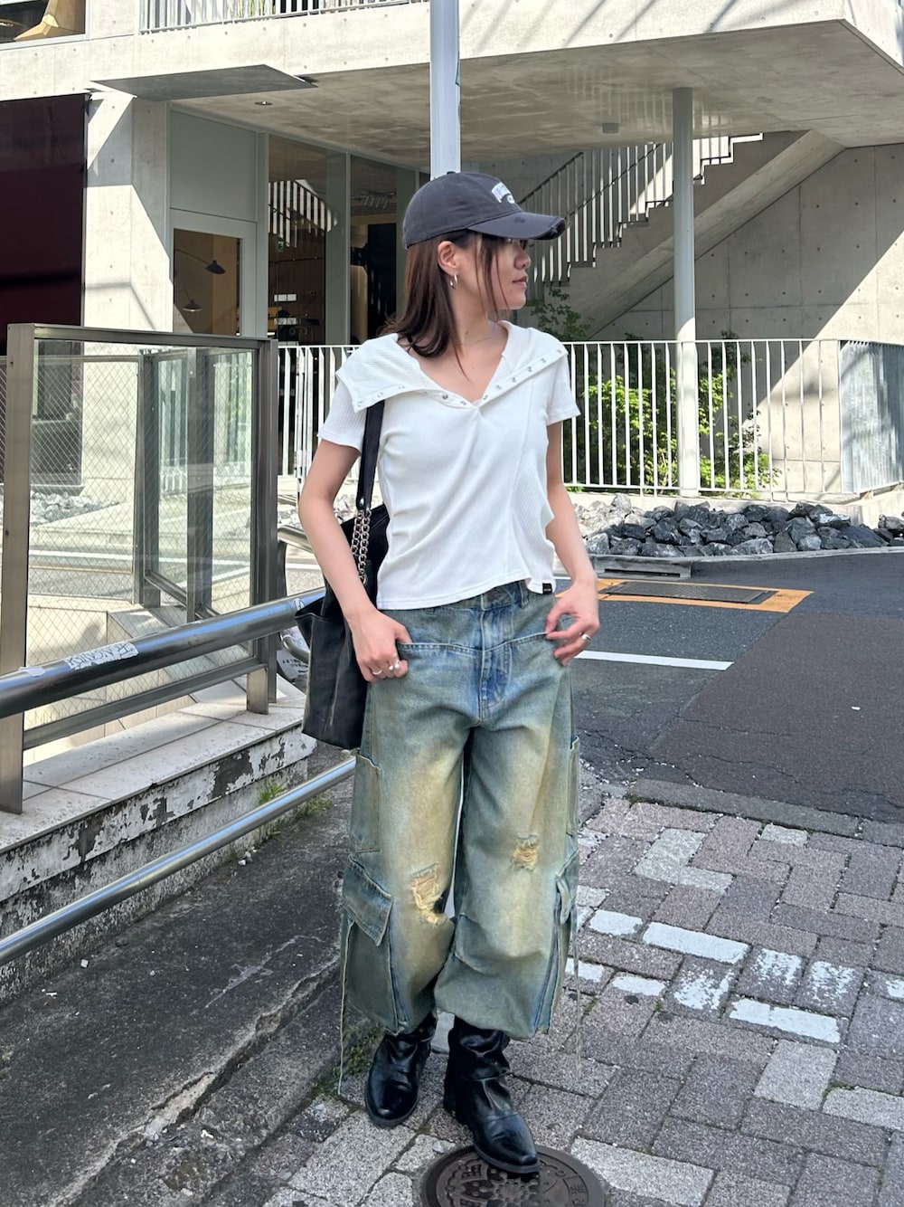 ホワイト系のTシャツ/カットソー、ブルー系のデニムパンツ、グレー系のキャップを着用したレディースの春コーディネートの1枚目の写真