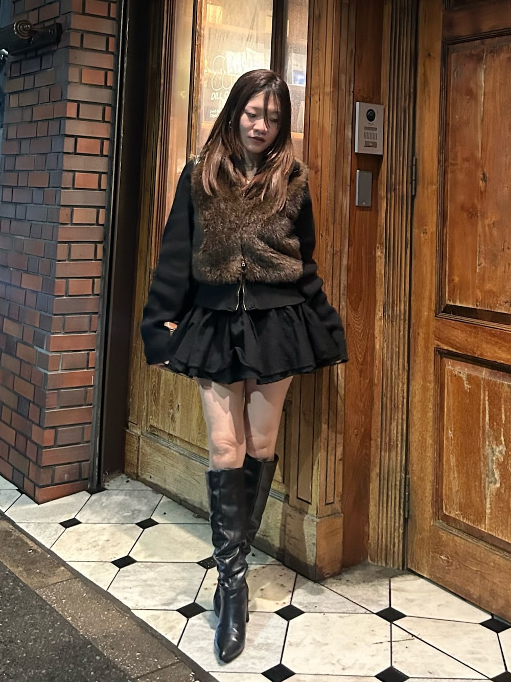 ブラック系のニット/セーターを着用したレディースの秋コーディネートの1枚目の写真