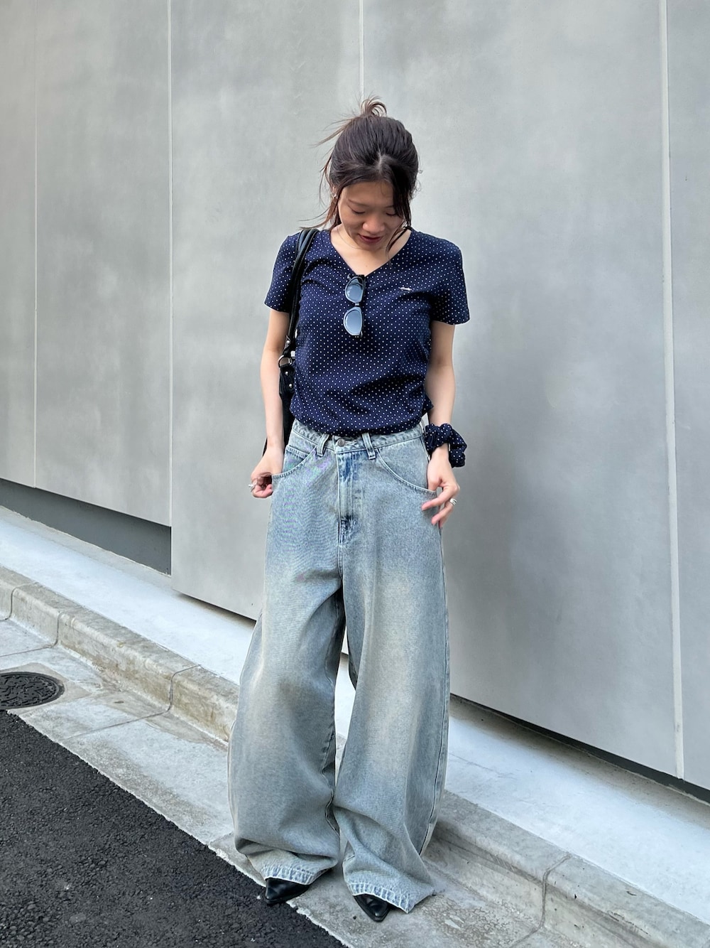 ブルー系のTシャツ/カットソー、ブルー系のデニムパンツを着用したレディースの春コーディネートの1枚目の写真