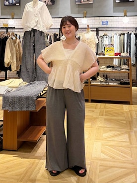「LOWRYS FARM（ローリーズファーム）のカットギャザーイージーパンツ 637565（その他パンツ、グレー系）」を使った、ayanoooy310さん（レディース）の春コーディネート